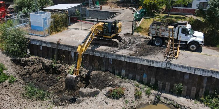 Maquinaria pesada retira azolve en el lago de Pátzcuaro