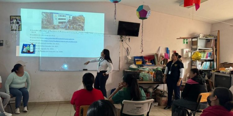 Con charlas informativas, promueve FGE prevención de violencias en escuela secundaria de Huiramba