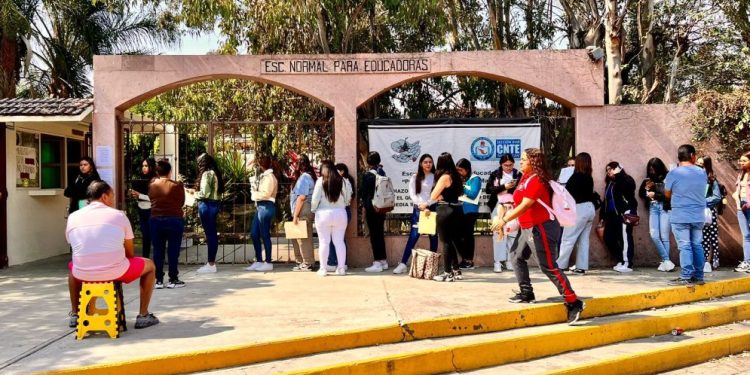 Inicia en orden la entrega de fichas para Escuelas Normales de Michoacán