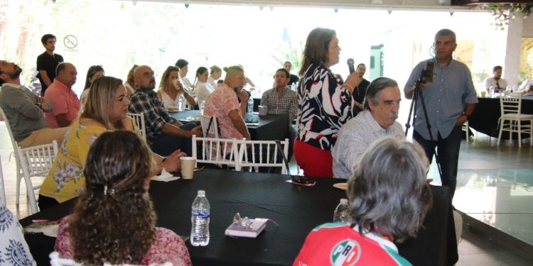 Daniela De Los Santos Torres Refuerza Vínculos con la Sociedad Civil