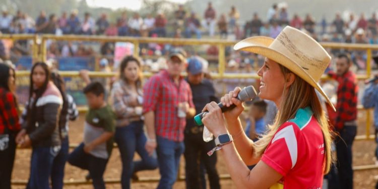 Daniela De Los Santos Torres, Reconocida como la Candidata que si Ofrece Resultados.