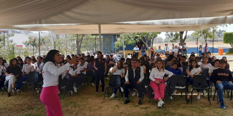 Respaldar con becas a quienes busquen estudiar en extranjero ofrece Gisela Vázquez