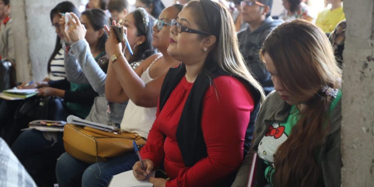 Docentes mejoran creación de material para labor en aulas