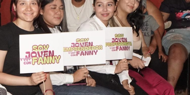 Fanny Arreola presenta propuestas en pro de los jóvenes de Apatzingán.