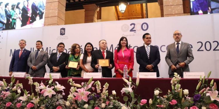 Otorga 75 Legislatura Medalla Michoacán al Mérito Docente 2024, a maestra de educación especial y a la Preparatoria Taximaroa