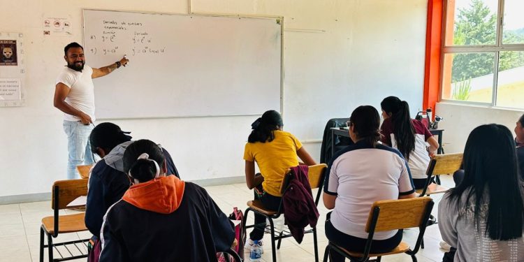 Conoce a Isra, el creativo maestro del Cecytem que forma a estudiantes competitivos