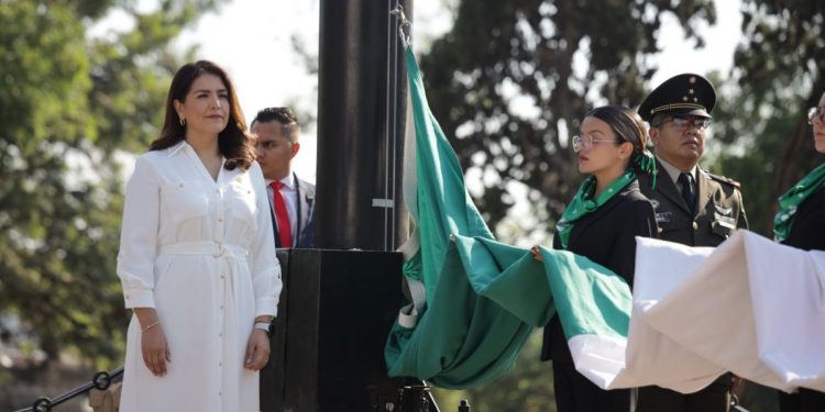 Con izamiento de Banderas inician festejos por 483 aniversario de Morelia