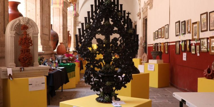Reconocen destreza de artesanos en arte plumario, cantería y alfarería