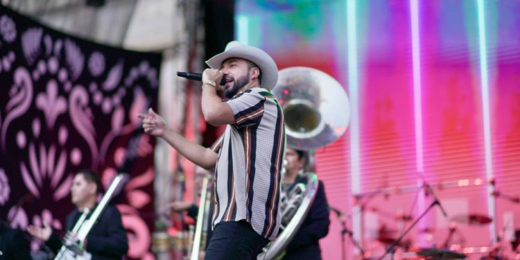 Fidel Rueda enciende con su ritmo el concierto de Aniversario de Morelia