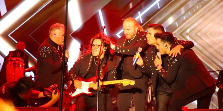 Morelianos bailan al son de Grupo Cañaveral en el 483 aniversario de Morelia