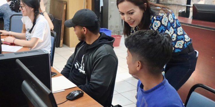 Sin interrupciones, continúa entrega de fichas en Escuelas Normales de Michoacán