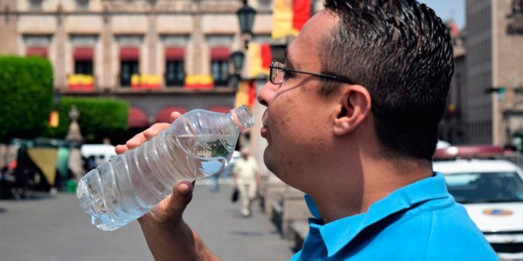 Conoce estas claves de la SSM para mantenerte hidratado durante la onda de calor