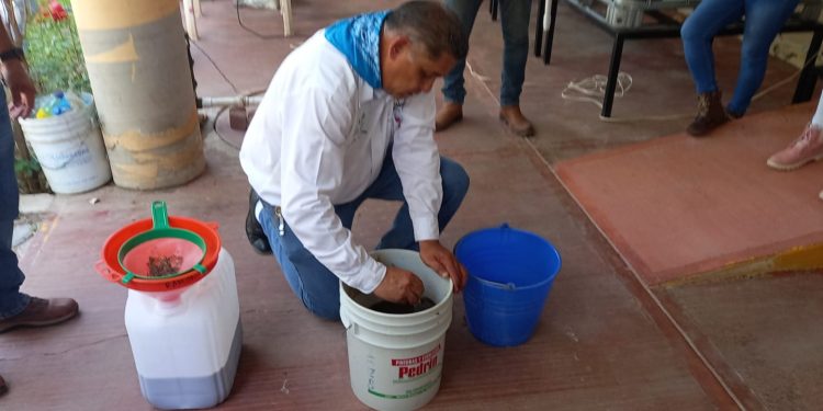 Agricultores conocen uso de microorganismos para preservar el medio ambiente