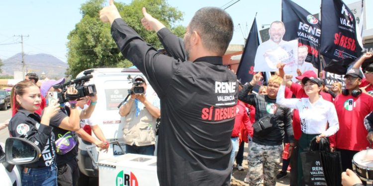 Capula dijo sí a René Valencia durante su recorrido por el tradicional tianguis dominical.