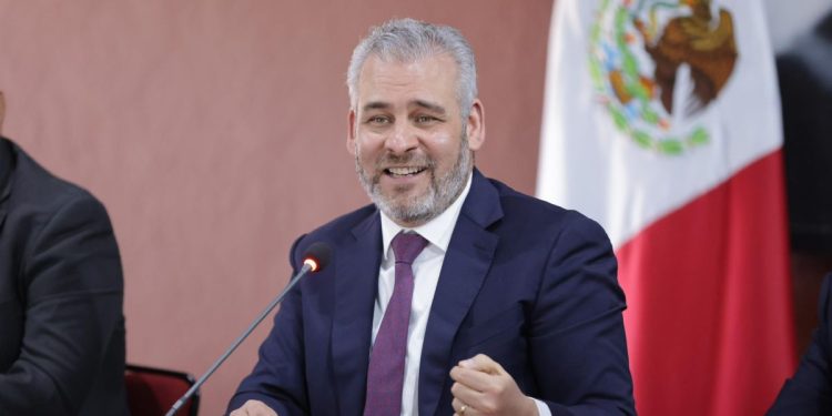 Michoacanos en EU no están solos ante leyes racistas antimigrantes: Bedolla