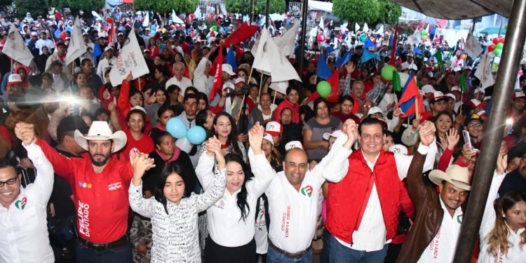 En Irimbo, candidata del PES se suma a la candidatura del priista Fernando Palomino