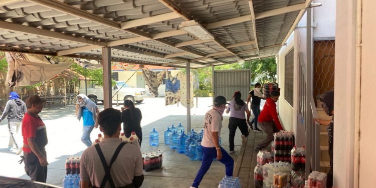 Normalistas devuelven mercancía retenida a unidades comerciales en Morelia