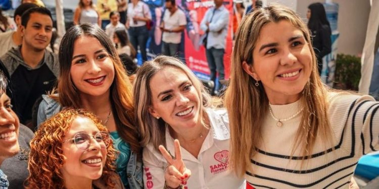 Dialoga Samanta Flores con estudiantes de la UPM Campus Pátzcuaro; los jóvenes se suman al proyecto.