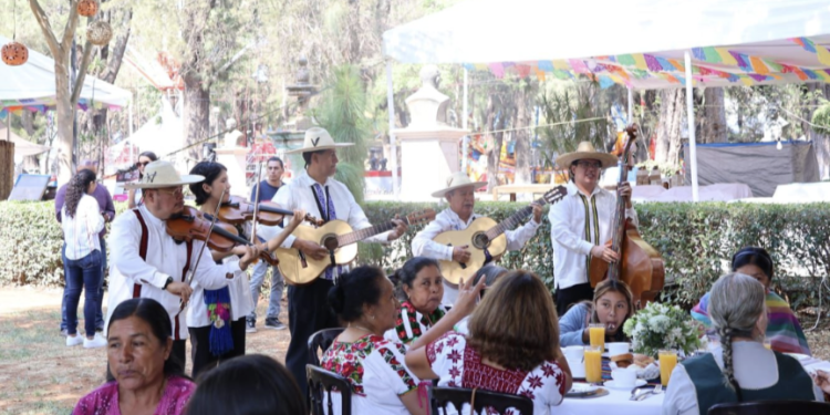 Festejan a mamás artesanas en el Festival Michoacán de Origen
