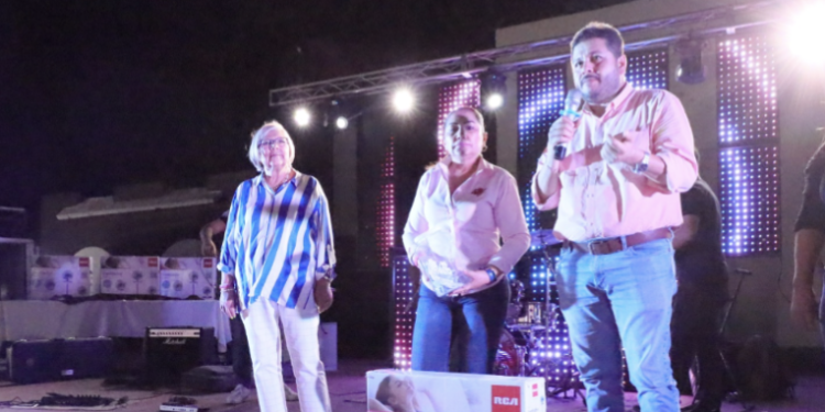 Madres de familia disfrutan el festival con música y regalos.