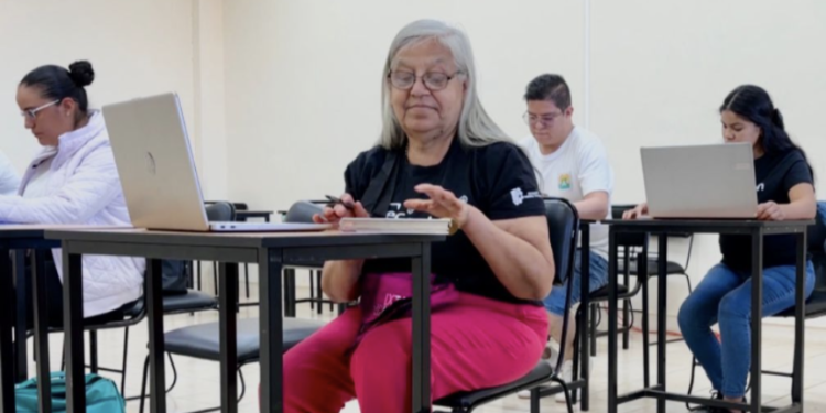 Virginia tiene 66 años y se alista para egresar de la Ingeniería en Administración