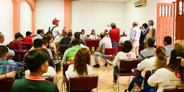 Blanca Álvarez se compromete a fortalecer el cuerpo de Bomberos de Apatzingán