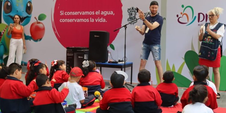 En el estand de la SEE, un espacio lleno de color y diversión