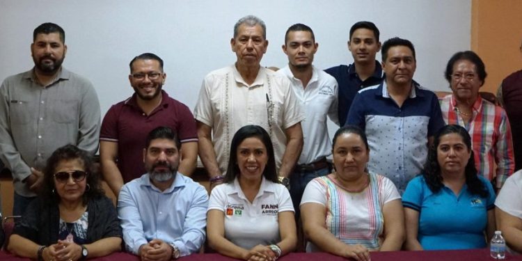 Sindicatos de Maestros en Apatzingán cierran filas y refrendan apoyo a Fanny Arreola 