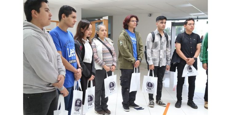 Recibe FGE a estudiantes de la UNICLA y Preparatoria Melchor Ocampo