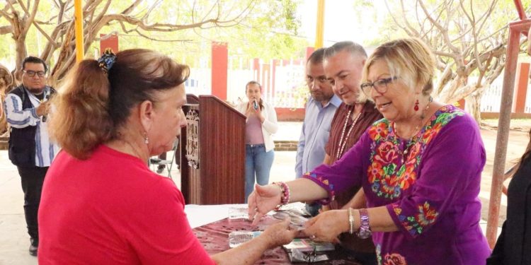 Apatzingan adultos mayores reciben lentes graduados para mejorar su calidad de vida.
