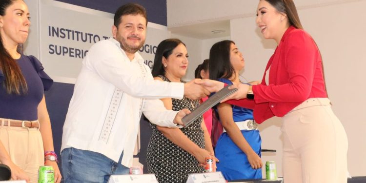 Celebran graduación de jóvenes estudiantes del tecnológico
