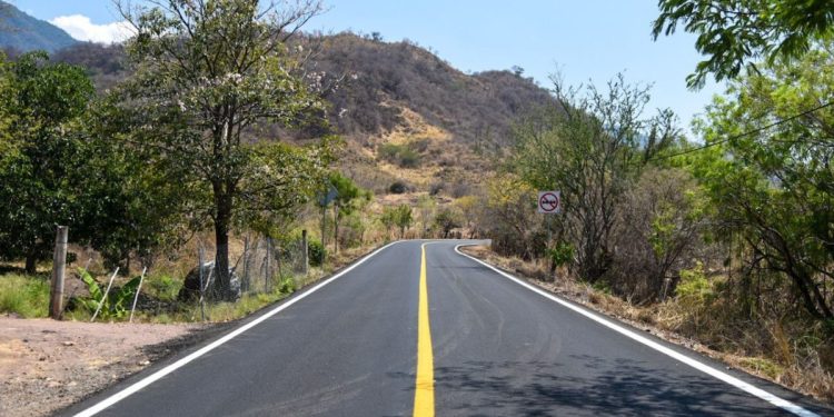 Rehabilita SCOP tramo Coalcomán-Tepalcatepec para beneficio de 34 mil habitantes
