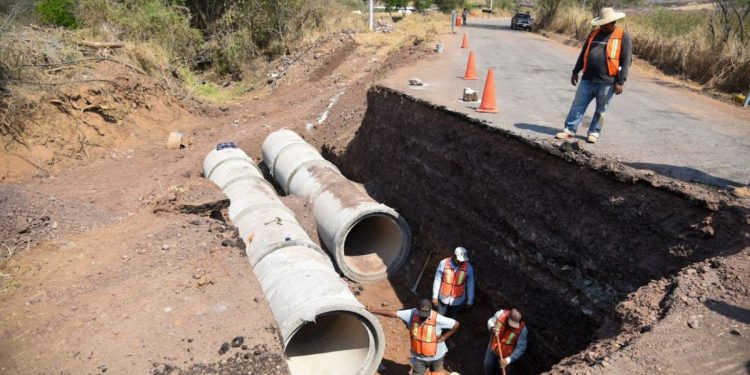Tras 10 años sin mantenimiento, rehabilita SCOP tramo carretero Aguililla-Dos Aguas
