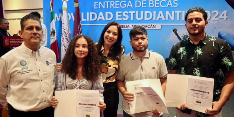 Entrega Gobierno estatal becas de movilidad a 171 estudiantes