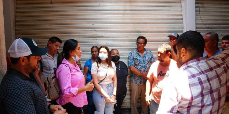 Fanny Arreola se reúne con locatarios del mercado Ignacio López Rayón; comenzará la limpieza a la brevedad.
