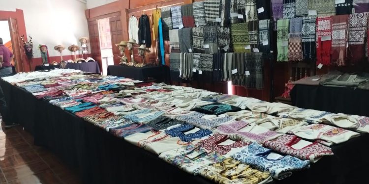 En Charapan inicia venta artesanal del concurso de textiles y mascaras
