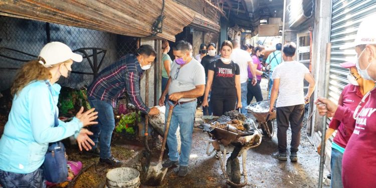 Fanny Arreola encabeza brigada para limpieza y remoción de escombros en el mercado “Ignacio López Rayón”.