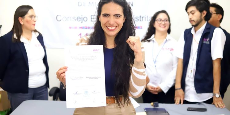 Giulianna Bugarini recibe constancia que la acredita como diputada del distrito 11