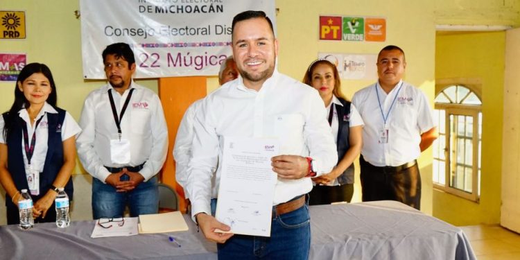 Entregan constancia de mayoría a Reyes Galindo