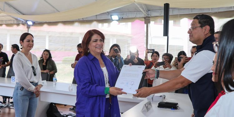 Recibe Fabiola Alanís constancia de Diputada Local electa
