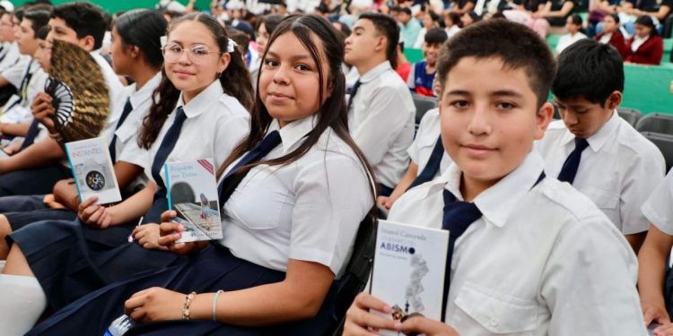 SEE distribuye 3 mil 200 libros en jornada de lectura