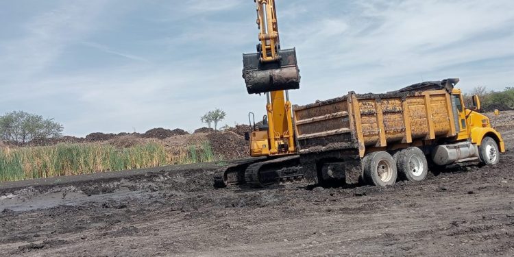 Limpian represa en Huandacareo tras 27 años sin mantenimiento