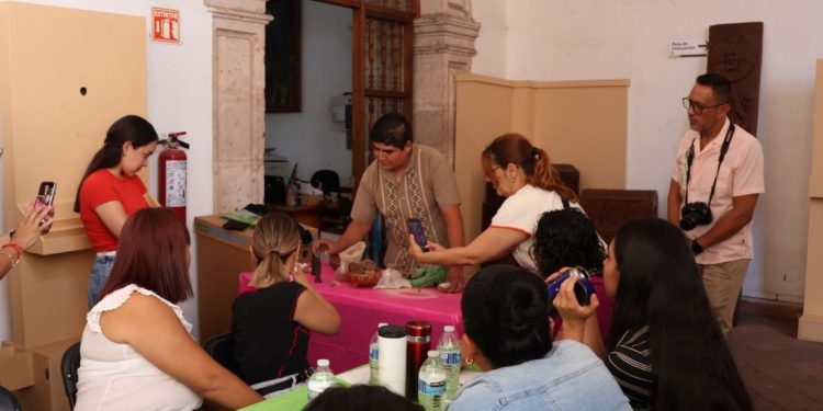 Docentes de EUA aprenden a elaborar artesanías michoacanas