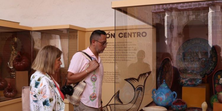 Docentes de EUA aprenden a elaborar artesanías michoacanas