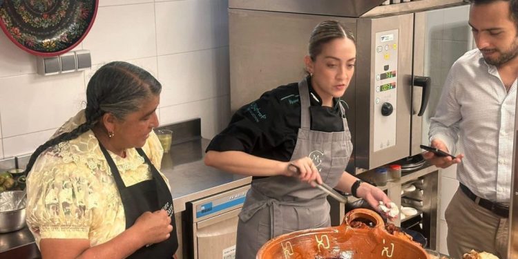 Con su sazón, cocinera tradicional michoacana conquista España