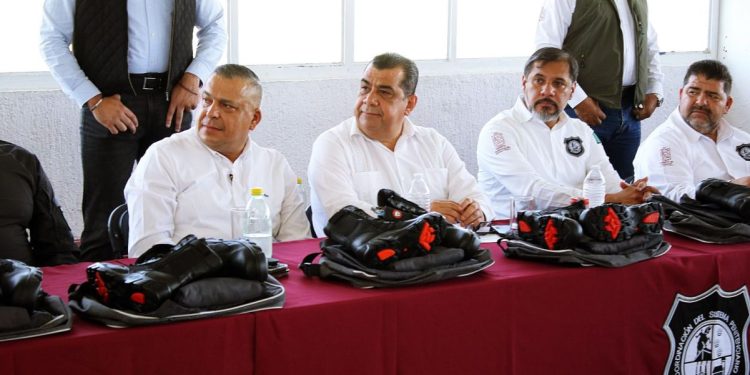Entregan uniformes y equipo táctico a elementos de seguridad y custodia
