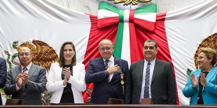 Reconoce 75 Legislatura a Juan Bosco Martínez y a Nicolás De La Torre con la Condecoración “Melchor Ocampo”