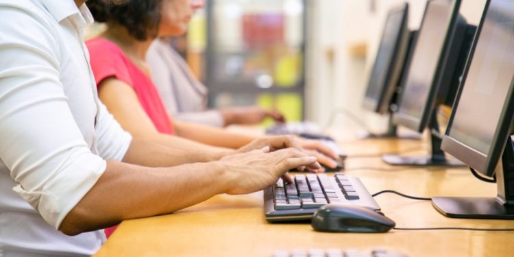 Aprueban diputados en comisiones permiso menstrual para trabajadoras