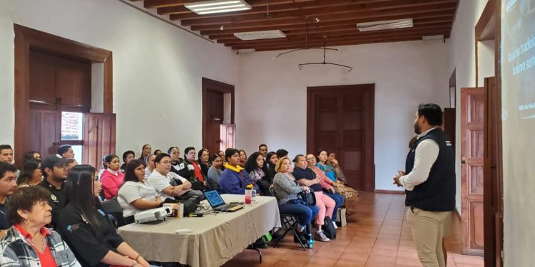 Capacitan a restauranteros, cocineras y empresarios de Uruapan en gastronomía tradicional