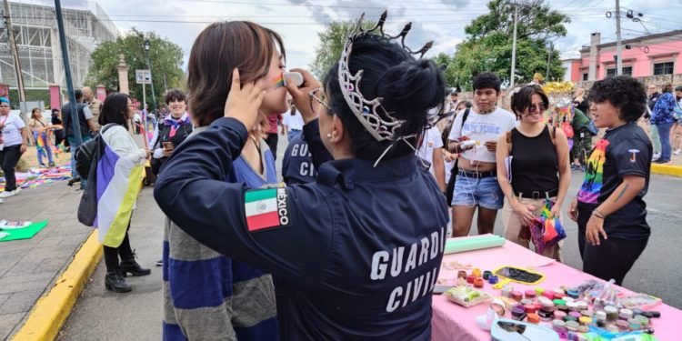 Agentes de la SSP acompañan marcha del orgullo LGBTTTIQ+ en Morelia